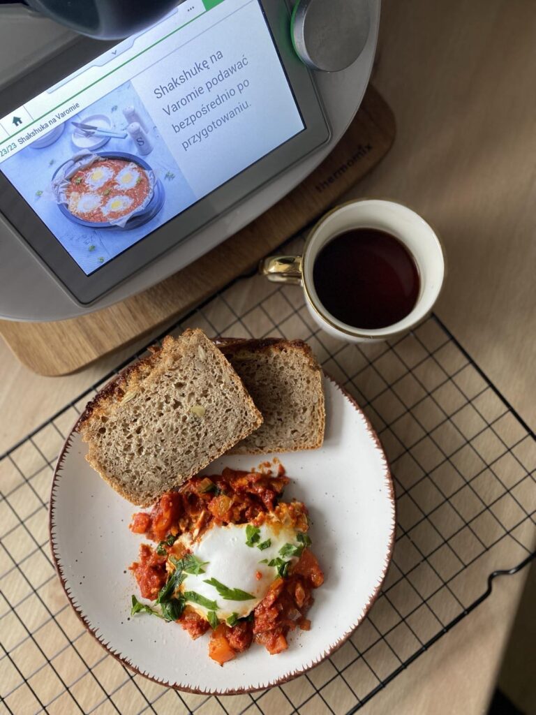 Shakshuka z ciecierzycą i boczkiem na Varomie